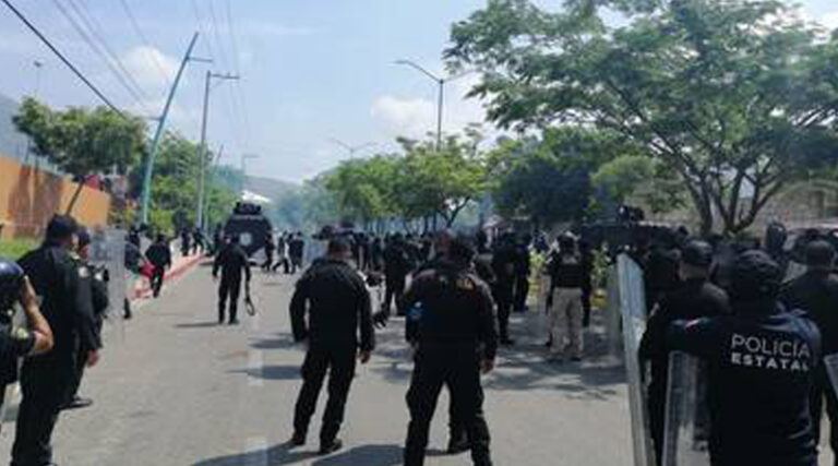 Normalistas se enfrentan con policías en Tuxtla Gutiérrez, Chiapas