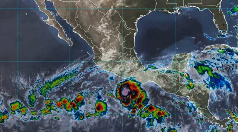 Agatha toca tierra como huracán categoría 2 en el Pacífico