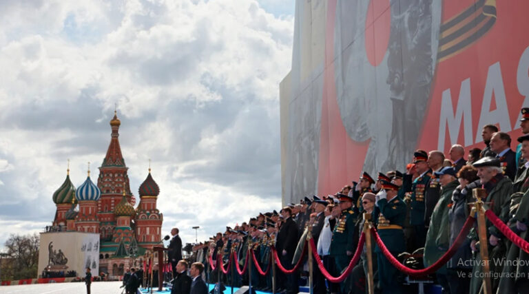 Vladimir Putin celebra el Día de la Victoria en Moscú, mientras bombardeos en Ucrania continúan