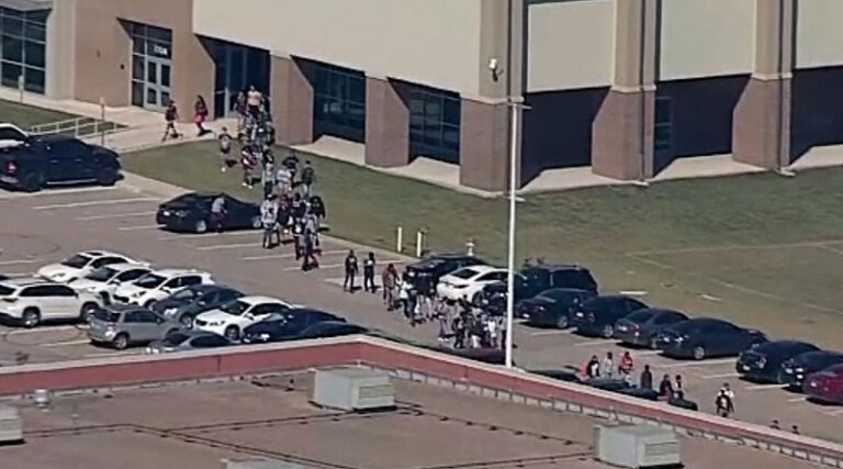 Al menos dos muertos y varios heridos poriroteo en una escuela en Texas