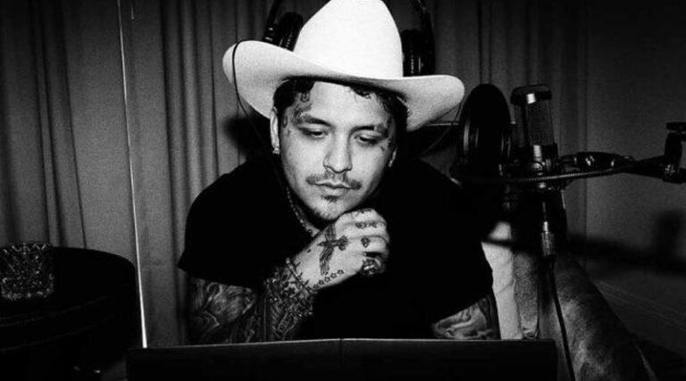 Se le safó a Nodal, intenta besar a una fan y lo rechazó