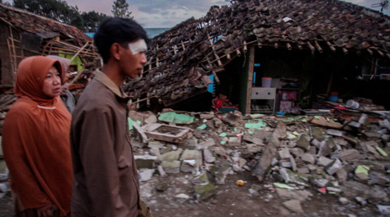 Sismo de 5.6 en Indonesia deja al menos 162 muertos