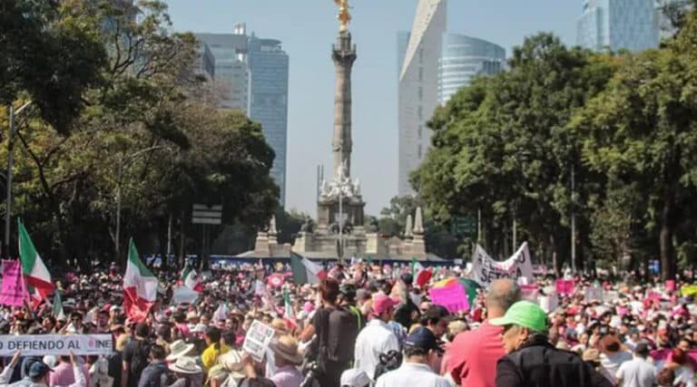 En defensa del INE, ciudadanos toman calles de 22 estados