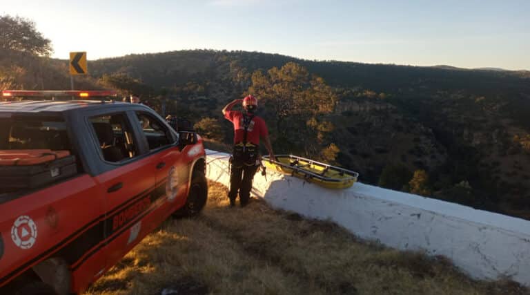 Escuadrón de Bomberos realiza rescate de cuerpo en la carretera a Mazatlán