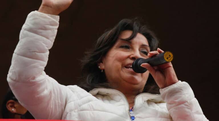 Dina Boluarte asume la presidencia de Perú tras destitución de Pedro Castillo