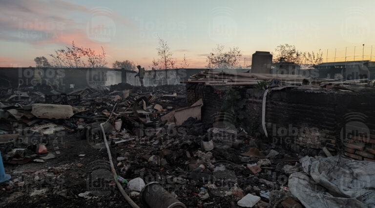 Arde lote con basura en carretera México, Bomberos evitan propagación