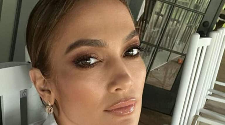 Jennifer Lopez resalta su belleza con look monocromático rojo