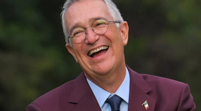 Ricardo Salinas presume lujosa camioneta como regalo de Navidad