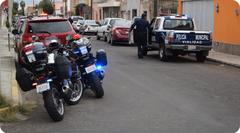 Se pasó el alto y fue a dar contra vehículo