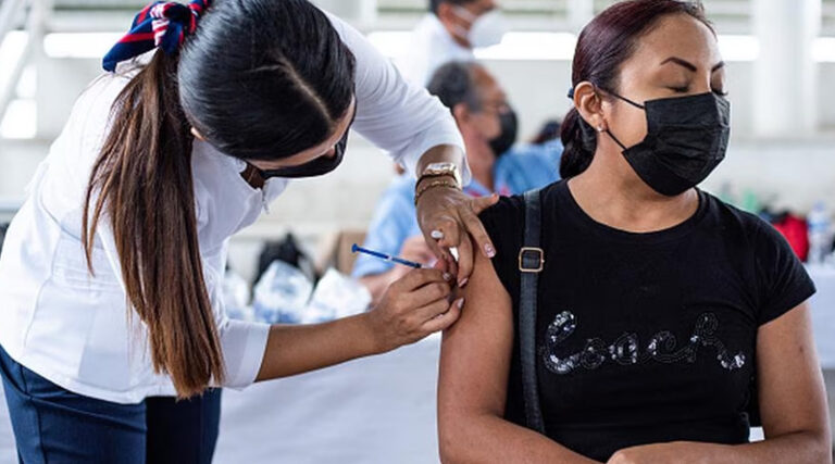 Coahuila inicia vacunación transfronteriza de covid-19 con dosis de Pfizer