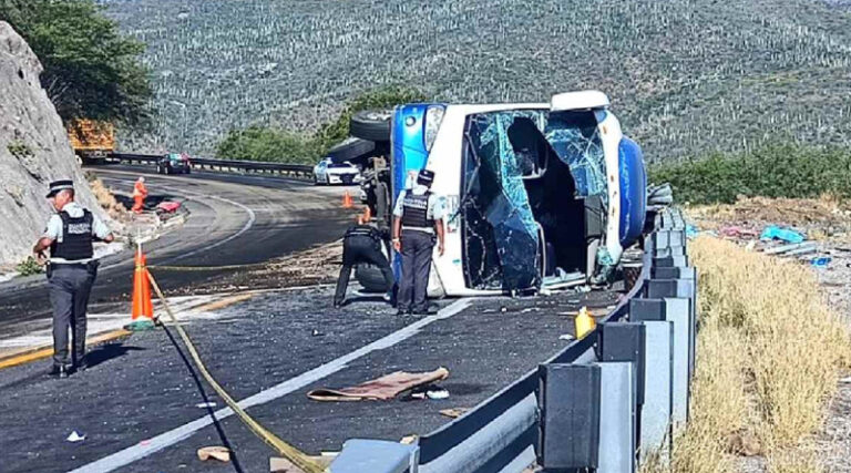 Sube a 18 cifra de muertos por volcadura en Oaxaca; confirman que son migrantes