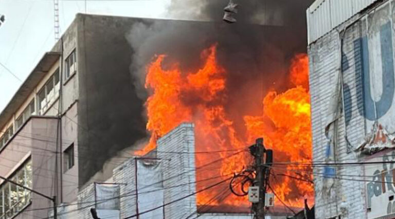 Incendio fuera de control en almacén de zapatos en Ciudad de México