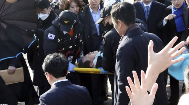 Líder de Corea del Sur es apuñalado frente a periodistas
