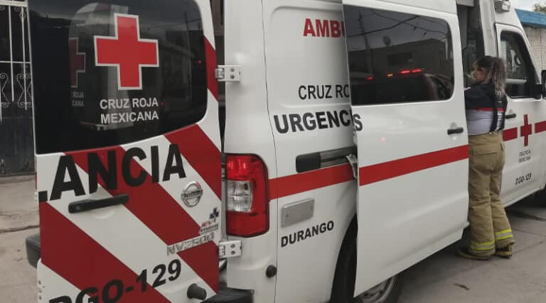 Ebrio arrolla a dos personas y choca inmueble