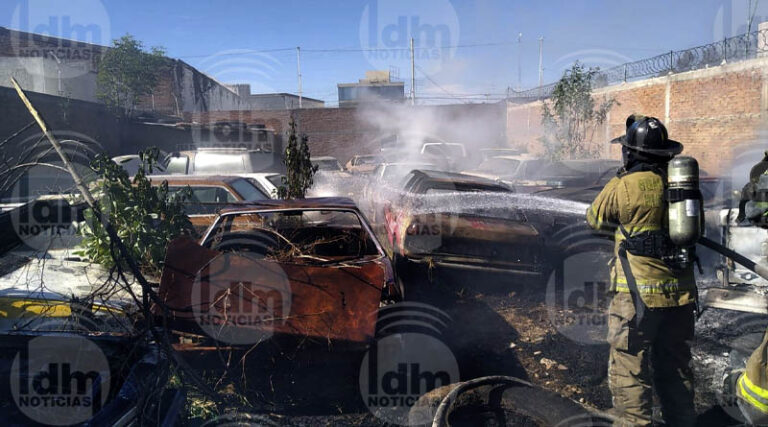 Arde zacate en lote, hay 6 vehículos dañados