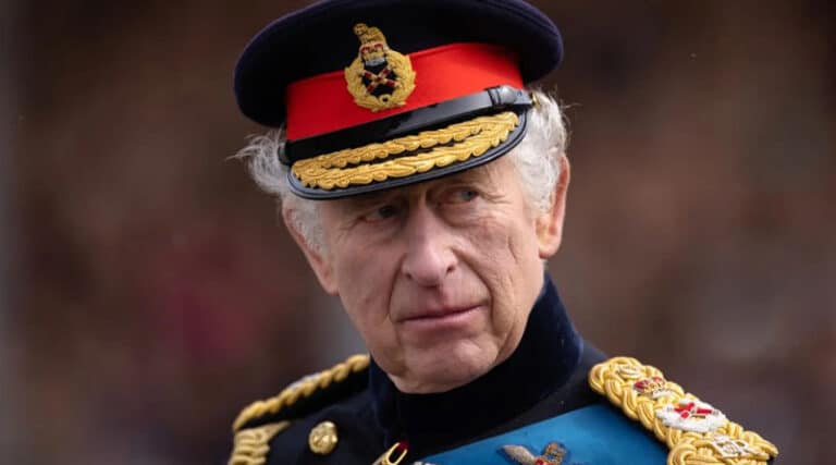 Rey Carlos III con cáncer; comienza tratamiento