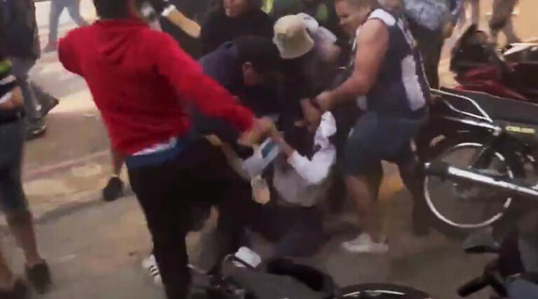 Se armó la riña campal entre aficionados de Rayados y Comunicaciones 