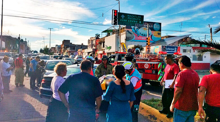 Choque en Bulevar Durango y calle Luna deja daños materiales y un lesionado.