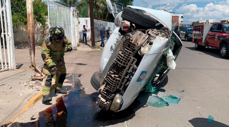 Se volcó cerca del IMSS, perdió el control y chocó en un poste