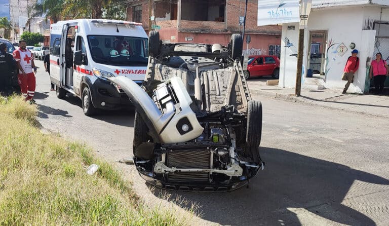 Volcadura deja una persona lesionada