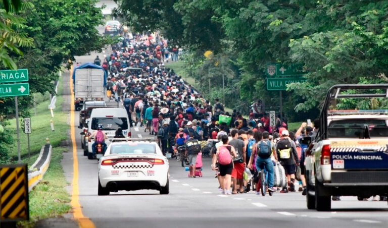Caravana migrante “niño divino” se dirige al municipio de Escuintla