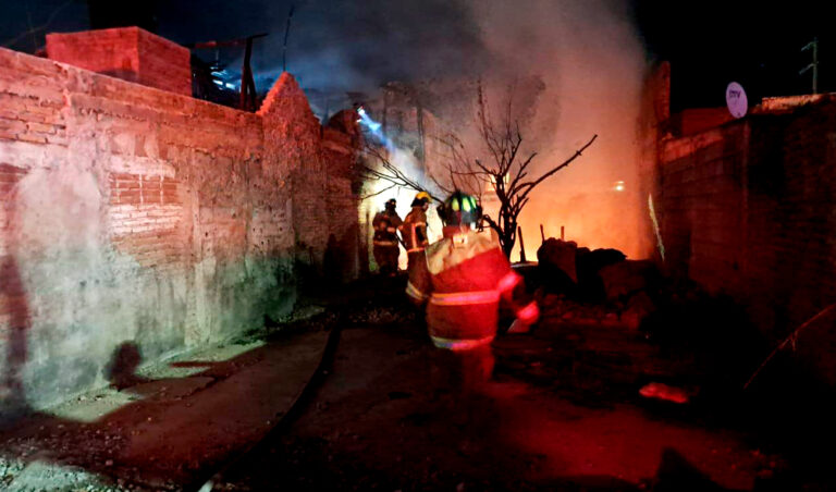 Arde vivienda de material frágil en Rinconada Las Flores, Bomberos logran sofocar el fuego a tiempo
