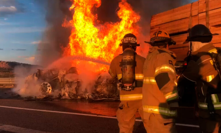 Arde camión saliendo de la súper, carga madera, iba de El Salto a Monclova