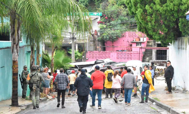 Lluvias en Nuevo León dejan daños, al menos arrastró 10 vehículos