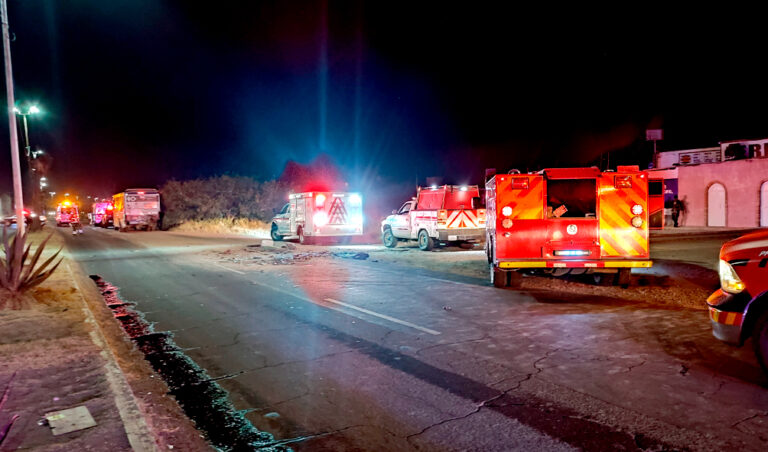 Terrible volcadura cobra la vida de un varon prensado, choco contra camión y se fue al canal en el San Ignacio