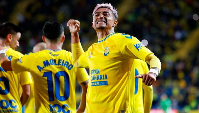 Julián Araujo fue operado por una grave lesión