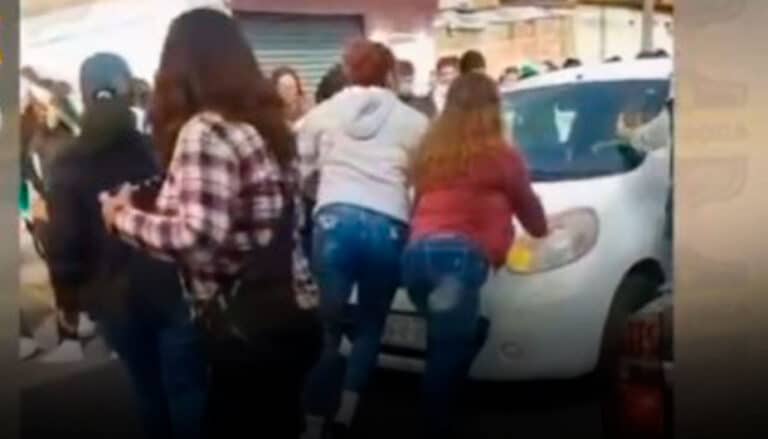 Mujer atropella a niños, se molestó porque desfilaban