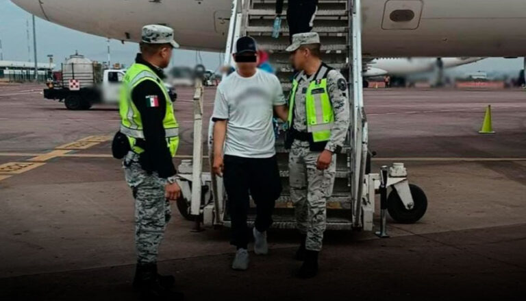Intentan secuestrar avión, pasajero dialogó para poder frustrar tragedia, quería desviar el avión a EUA