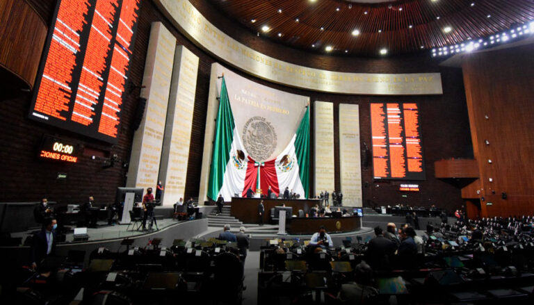 Diputados guardan minuto de silencio por muerte de 17 menores
