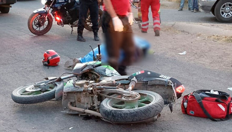 Quisieron rebasar y pegaron contra el camellón en moto y derraparon, uno de los tripulantes murió y otro está grave