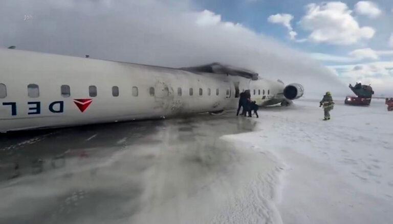 Accidente de avión en Toronto deja ocho heridos