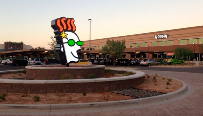 GoDaddy lanza Airo