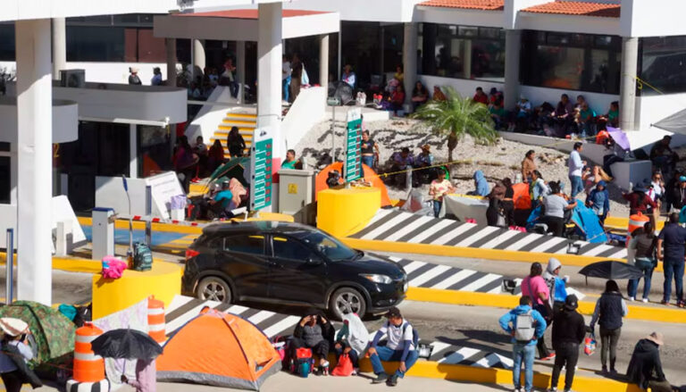 Maestros bloquean San Lázaro y toman casetas en carreteras de Oaxaca