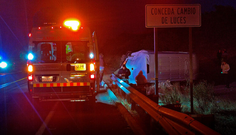 Choque por la súper provoca volcadura, un lesionado