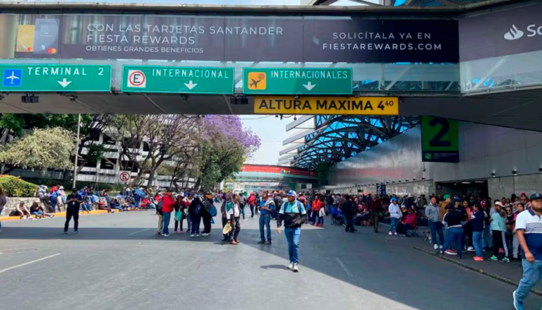 Tras 6 horas de protesta, maestros de la CNTE liberan AICM