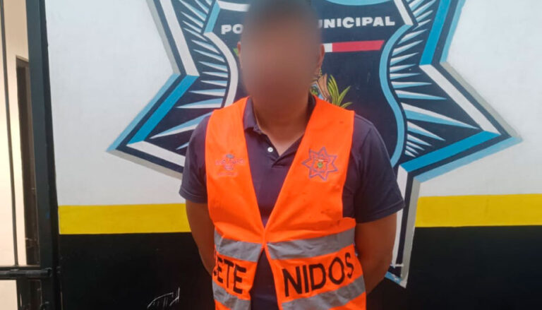 Se cancela la fiesta, atoró la municipal a Osvaldo con dos botellas, las iba a sacar de un centro comercial