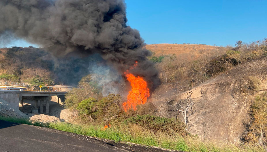 Se registra incendio en poliducto de Refinería de Salina Cruz, Oaxaca