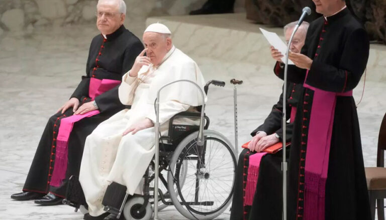 Se mantiene estable El papa Francisco en su tercera semana hospitalizado