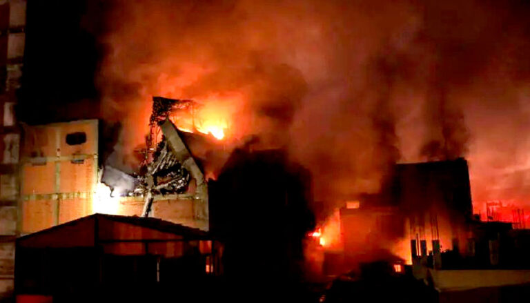 Incendio en centro histórico de Perú cumple dos días