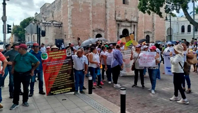 Cerca de 400 maestros marchan por calles de Mérida